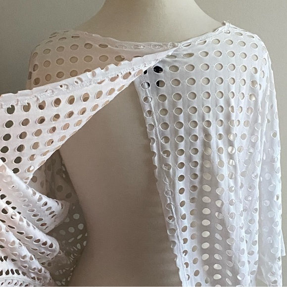 Clara Sun Woo Women's Overlay Net Top with an Open Back White Size Small - Picture 7 of 8